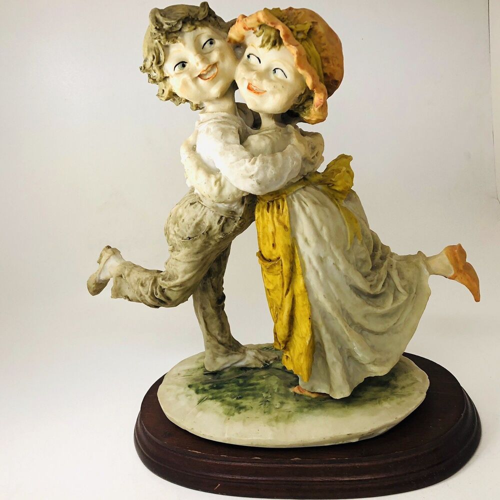 Giuseppe Armani Gulliver’s World Boy & Girl Hugging Figurine Italy Vintage Sculp